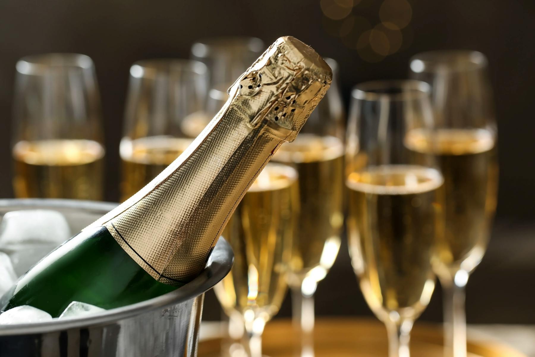 To find out how to open a bottle of Champagne, follow our tips and tricks and become a Champagne opening pro!